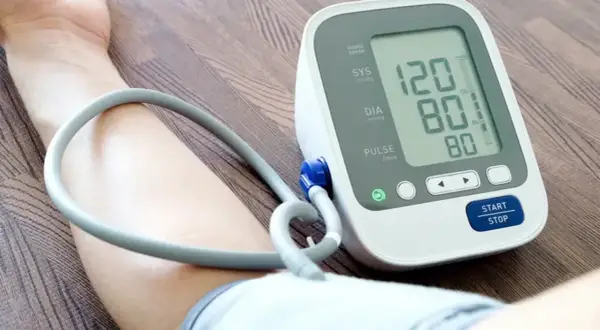 Ciśnieniomierz pokazuje 120/80. Czy paracetamol obniża ciśnienie? To pytanie nurtuje wiele osób.