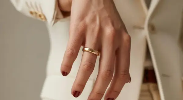 Obrączka na środkowym palcu: Co oznacza? Moda czy symbol?