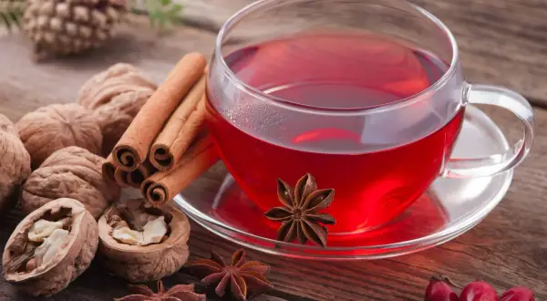 Jak parzyć czerwoną herbatę, aby uniknąć gorzkiego smaku i cieszyć się aromatem
