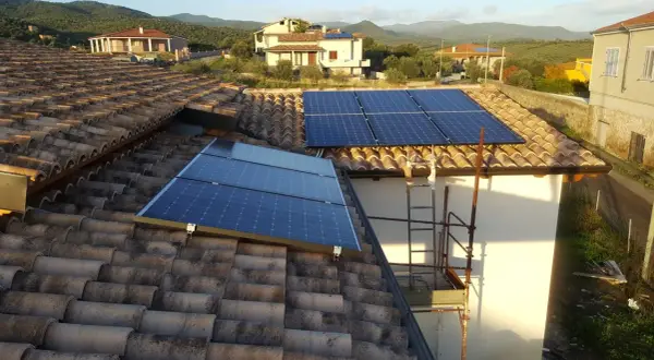 Pannelli fotovoltaici installati su tetti di nuove costruzioni, in linea con l'obbligo fotovoltaico.