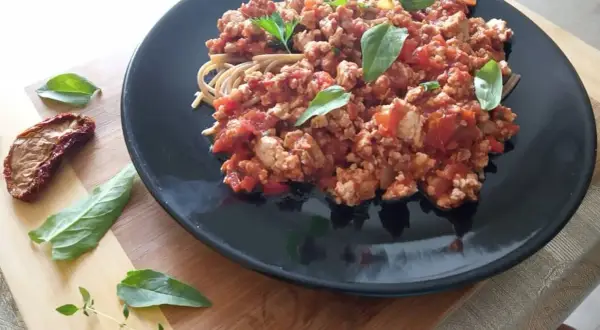 Zdrowa spaghetti bolognese z indyka - pyszna alternatywa dla wołowiny