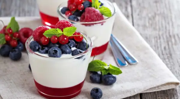 Panna cotta z malinami i borówkami, idealna na deser. Ile łyżeczek żelatyny na pół litra wody?