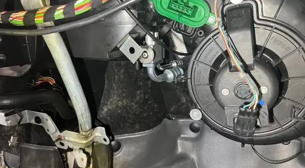 Zawór nagrzewnicy Iveco Daily znajduje się obok wentylatora dmuchawy, pod zieloną wtyczką.