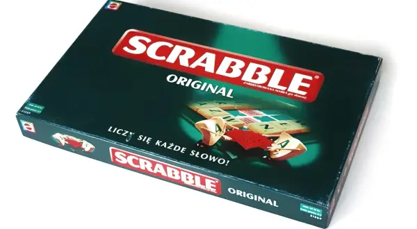 Pudełko gry Scrabble Original. Na ciemnozielonej okładce widnieje logo gry i fragment planszy z literami. "Liczy się każde słowo!" - przypomina o zasadach gry.