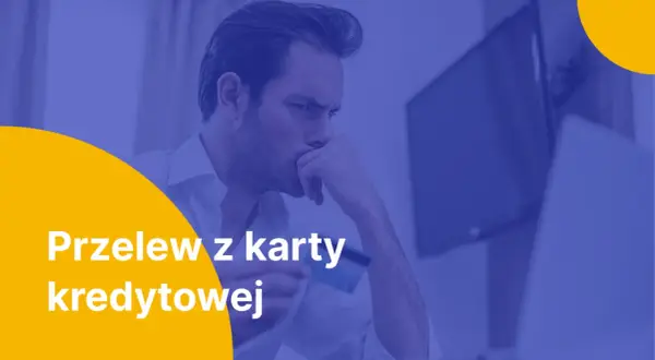 Zamyślony mężczyzna z kartą kredytową w dłoni, zastanawia się nad przelewem z karty kredytowej na konto.
