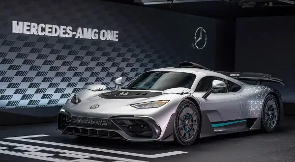 Srebrny Mercedes-AMG ONE z aerodynamicznymi wlotami i charakterystycznym wzorem gwiazdek na karoserii.