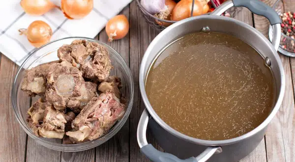 Sopa de huesos: la receta definitiva para colágeno, piel y digestión