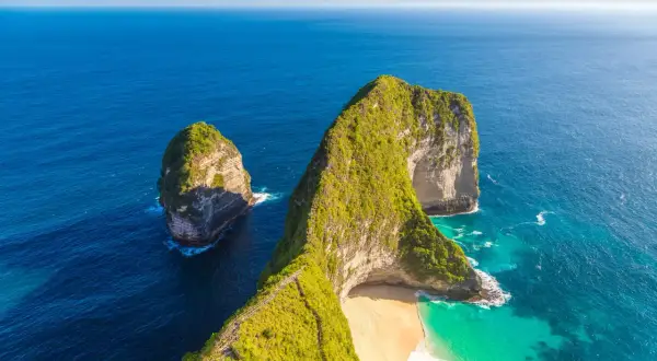 Rajska plaża z klifami i turkusową wodą, idealne miejsce na wakacje na Bali.