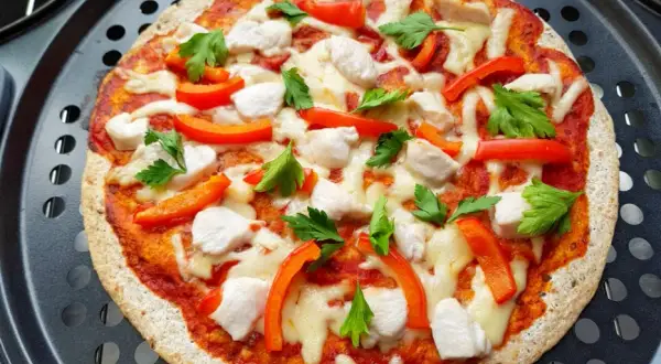 Pizza z tortilli: chrupiąca w 10 minut? Sprawdź 3 proste sposoby!