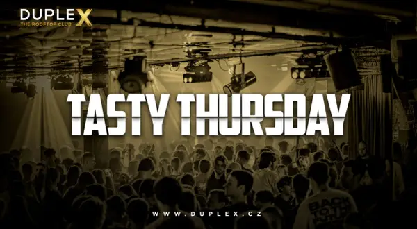 En livlig folkmassa dansar på Duplex, The Rooftop Club i Prag. "Tasty Thursday" lyser i vitt över scenen.