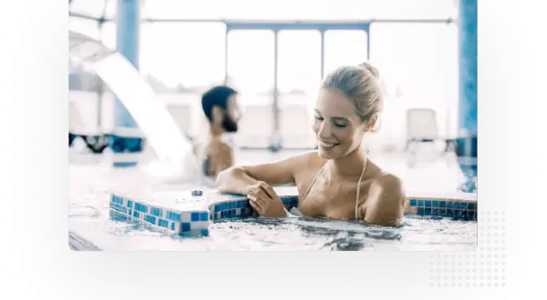 Uśmiechnięta kobieta w basenie multisport. Ile czasu spędzisz na relaksie?