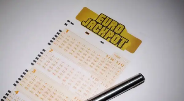 Kupon Eurojackpot i długopis. Dowiedz się, jak sprawdzić, czy twój kupon eurojackpot nie został sfałszowany w kolekturze.