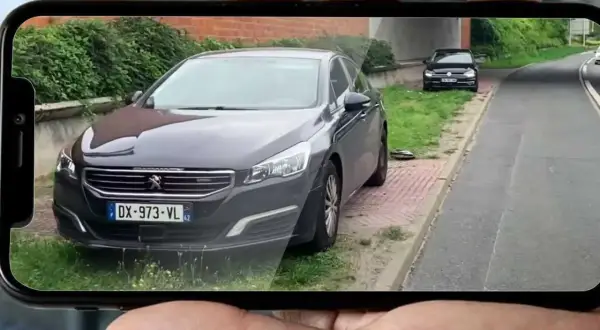 Voiture banalisée garée sur le bas-côté, potentiellement un radar flashant par l'avant ou l'arrière.