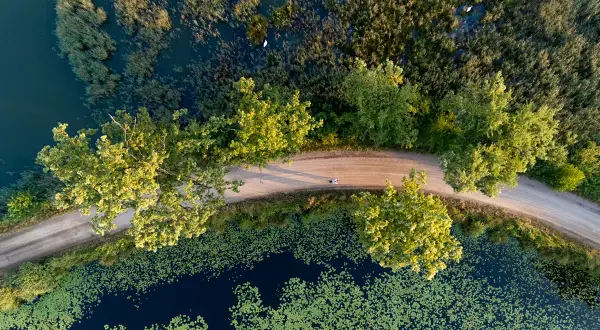 Rowerzysta na jednej z najpiękniejszych tras rowerowych w Małopolsce, wśród zieleni i wody.