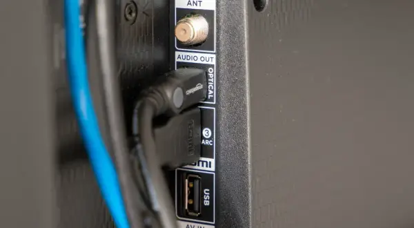 Złącza HDMI i USB na telewizorze. Wtyczka HDMI obsługuje ochronę przed kopiowaniem HDCP, zapewniając bezpieczne przesyłanie sygnału.