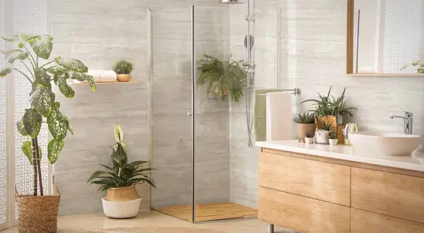 Modernes Bad mit Dusche und Waschbecken. Die Wandverkleidung ist eine stilvolle alternative zu fliesen im bad, ergänzt durch Pflanzen und Holzmöbel.