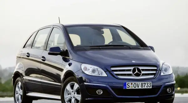 Ciemnoniebieski Mercedes Klasa B, idealny do miasta. Wiele pozytywnych mercedes klasa b - opinie.