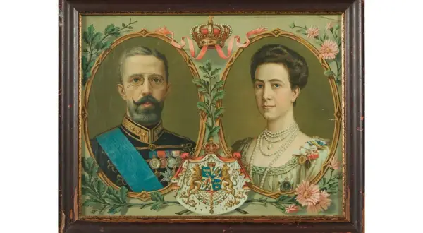 Kung Gustav V och hans fru, drottning Victoria, porträtterade med kungliga symboler och blommor.