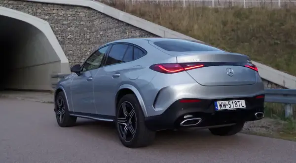Srebrny Mercedes-Benz GLC 300e coupe z nowoczesnymi światłami LED. Sprawdź aktualną mercedes glc cena.
