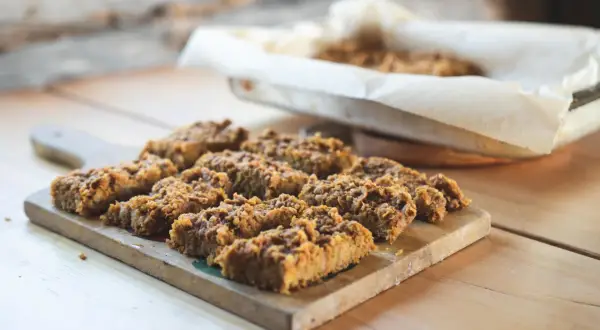 Nybakade flapjacks på en skärbräda, redo att avnjutas. Ett enkelt flapjack recept som passar perfekt till fikat.