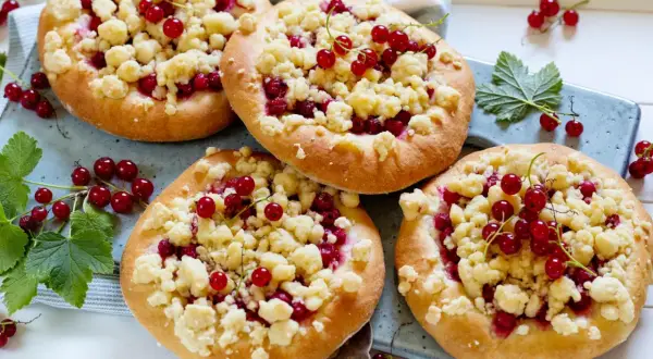Vier kleine Streuselkuchen mit roten Johannisbeeren, perfekt für Johannisbeer Rezepte.
