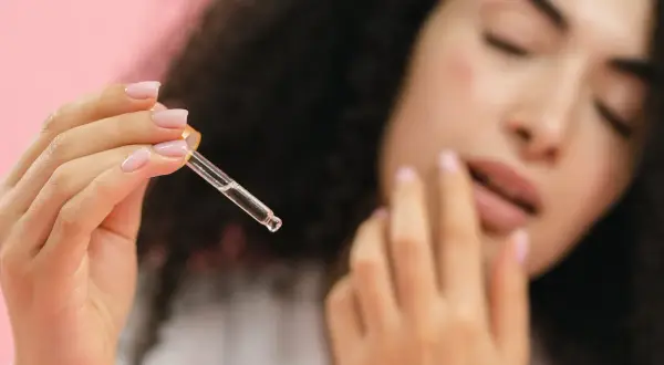 Retinol i kwas hialuronowy: jak łączyć dla odmłodzonej skóry?
