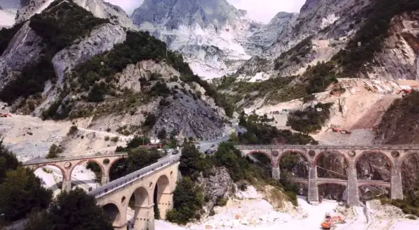 Alpi Apuane: cosa vedere? Ponti storici e cave di marmo dominano il paesaggio. Un viaggio tra ingegneria e natura.