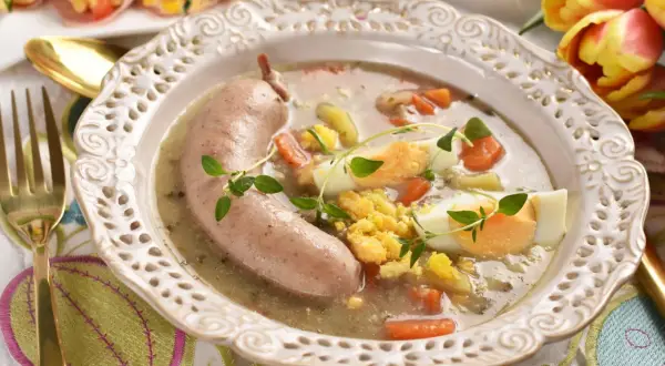 Żurek z kiełbasą, jajkiem i marchewką. Zastanawiasz się nad frankfurterki kcal? Ta zupa to sycący posiłek.