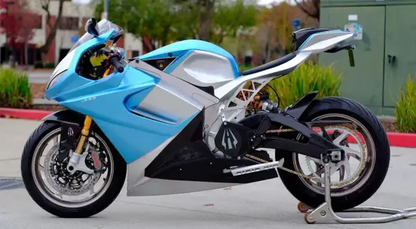 Una moto eléctrica azul y plateada, con diseño deportivo y futurista. Parece la moto eléctrica mas potente jamás vista.