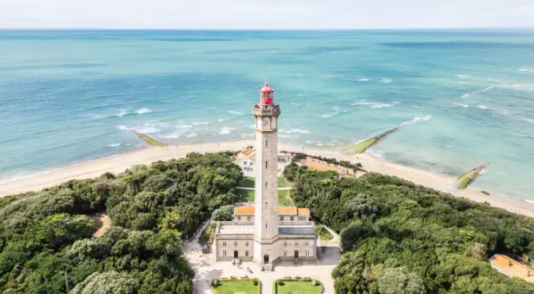 Phare emblématique de l'île de Ré, veillant sur l'océan Atlantique.