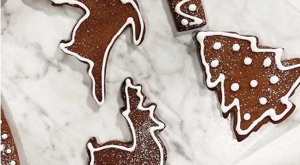 Julkakor med renar och granar, dekorerade med ett enkelt royal icing recept.