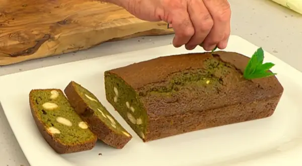 Un pastel de acelgas con almendras, decorado con menta.