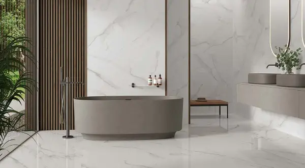 Elegante baño con bañera independiente, lavabos dobles y paredes de mármol. Un oasis de **baños de lujo** con diseño moderno y detalles naturales.