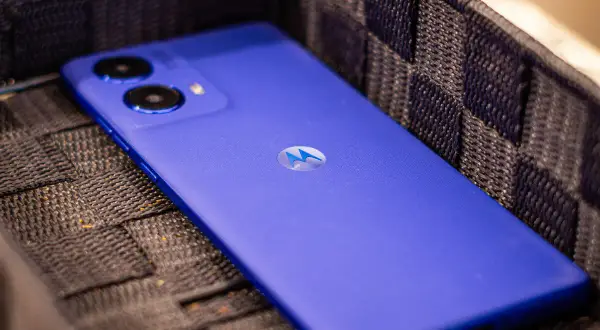 El moto g85 5g, de un vibrante color azul, descansa en una cesta tejida.