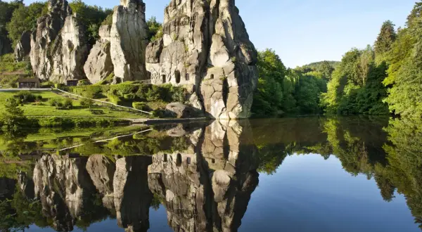 Felsenformationen spiegeln sich im Wasser. Ein toller Ort zum Wandern in NRW, fast wie Berge.