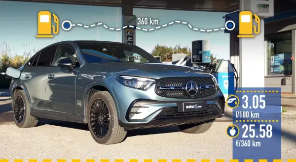 Un Mercedes-Benz GLC Coupé gris est garé à une station-service. Une ligne pointillée relie une pompe à essence à la voiture, indiquant une autonomie de 360 km. Le coût est de 25,58 € pour 360 km.