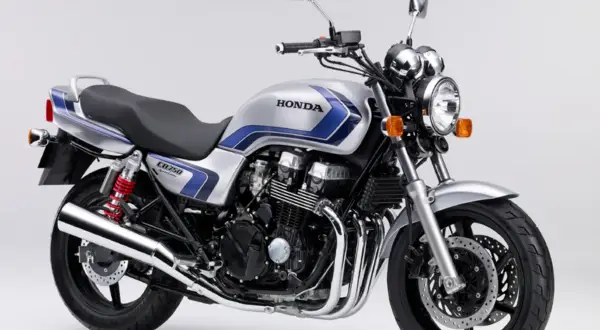 Srebrny motocykl Honda CB750 Seven Fifty z niebieskimi pasami, widok z przodu.