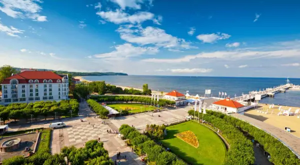 Sopot: spacer po najdłuższym molo w Polsce, z widokiem na plażę i morze.