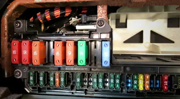 Panel bezpieczników BMW E60. Szukasz, gdzie jest przekaźnik pompy paliwa? Tu są bezpieczniki, ale przekaźnik jest gdzie indziej.