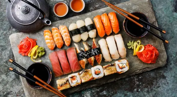 Idealny zestaw do sushi: nigiri z łososiem, krewetkami, tuńczykiem, makrelą i rybą maślaną, a do tego rolki i tradycyjne dodatki.