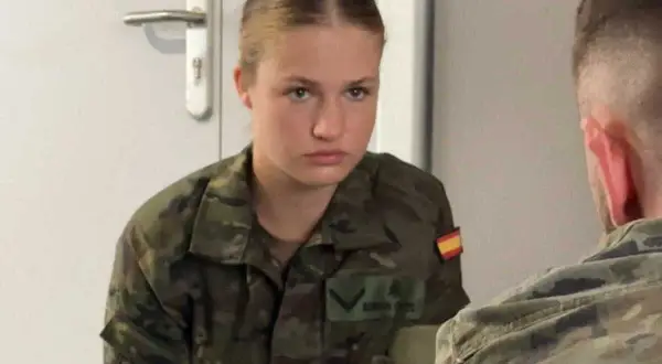 La princesse Leonor, en uniforme militaire, semble réfléchir lors de son passage à la base militaire.
