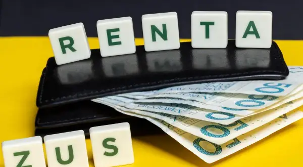 ZUS i słowa "renta" na kostkach. Portfel z pieniędzmi symbolizuje rentę dla osoby, która nigdy nie pracowała.