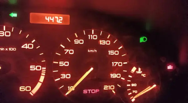 Deska rozdzielcza Peugeot 206: licznik kilometrów 4472, prędkościomierz, obrotomierz, wskaźnik temperatury i kontrolki.