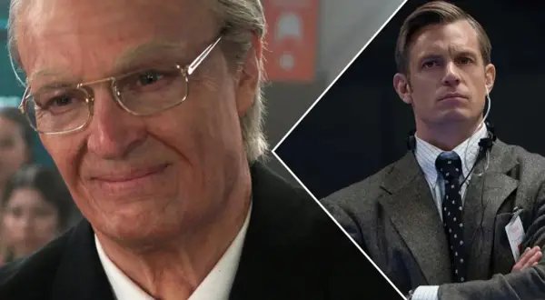Joel Kinnaman i ny serie. En äldre man med glasögon ler, bredvid en yngre man i kostym med headset.