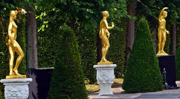 Moderne Gartenskulpturen: Auswahl, Platzierung & Pflege-Tipps