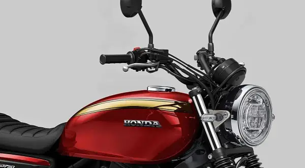 Detalle de la Honda GB 750, con su tanque rojo brillante y detalles dorados, lista para la aventura.
