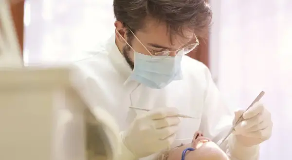 Co można zrobić u dentysty na nfz? Sprawdź darmowe usługi stomatologiczne