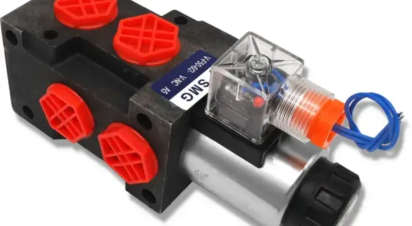 Czarny blok z czerwonymi zaślepkami i przezroczystą cewką, zawierający zawory elektromagnetyczne.