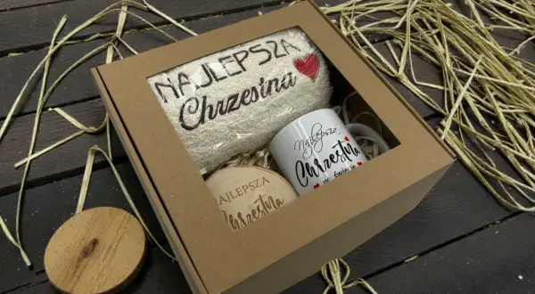 Prezent na dzień matki chrzestnej: ręcznik i kubek z napisem "Najlepsza Chrzestna", drewniany krążek.