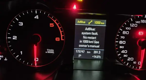 Kontrolka AdBlue w Audi świeci się, informując o awarii systemu i braku możliwości restartu w ciągu 1000 km.